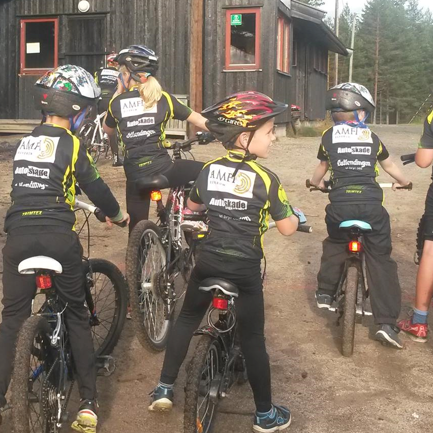 Barn som venter på å sykle
